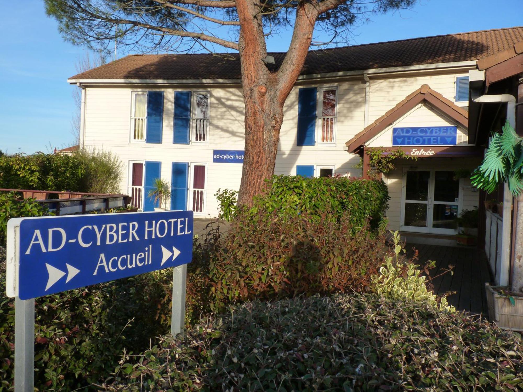 Ad Cyber-Hotel لُنْيو المظهر الخارجي الصورة